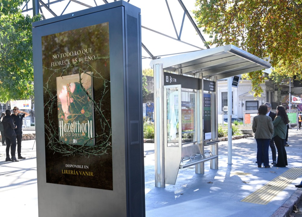 Mockup de la campaña Hazelthorn en parada de ómnibus